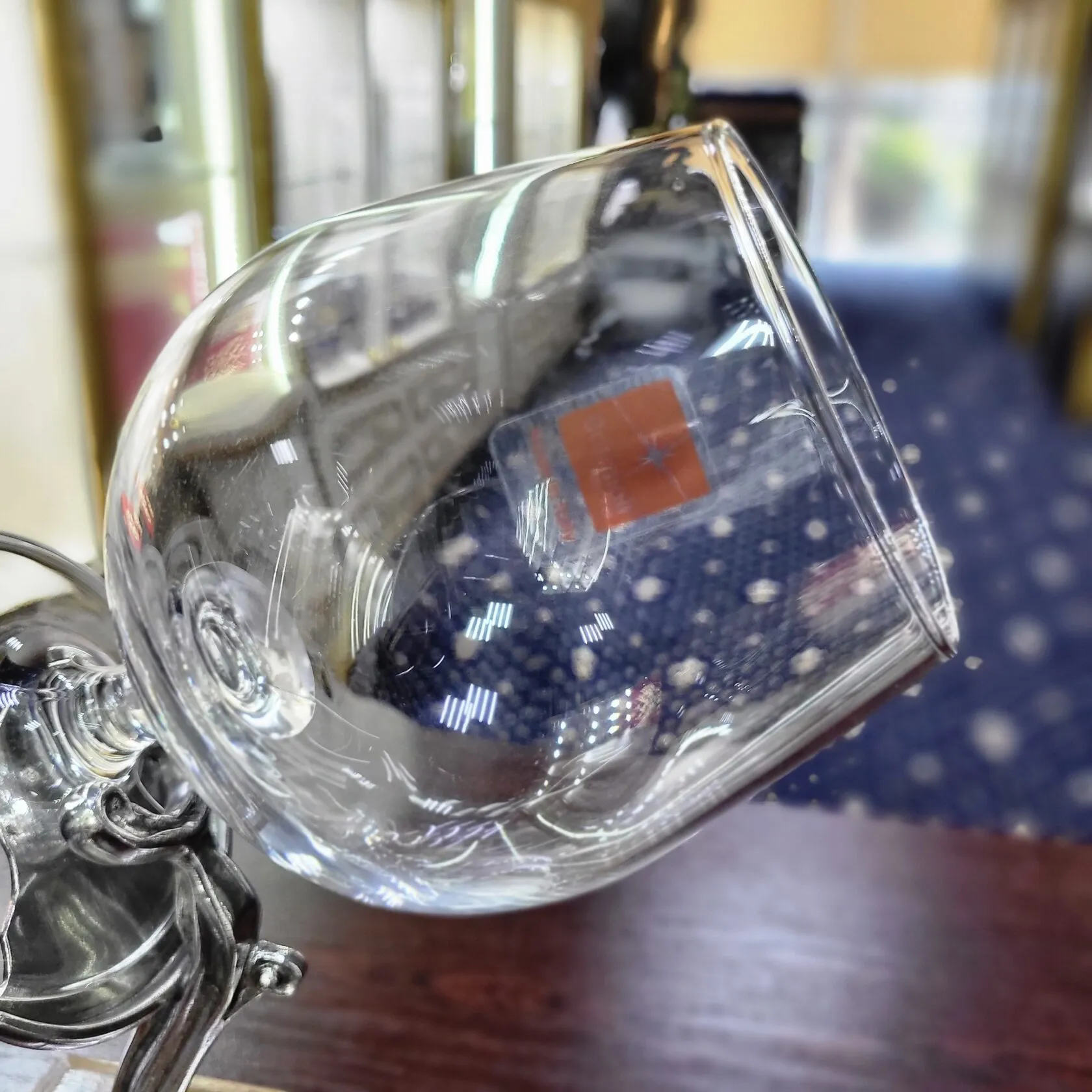 Бокал для коньяка на подставке